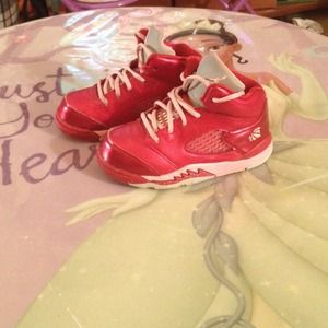 🚫SOLD🚫2013 Valentine Jordan's for toddlers