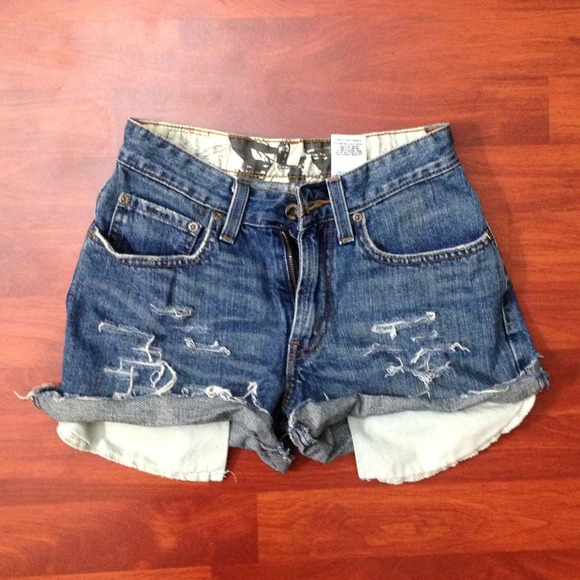 **SOLD** High Waisted Levi's Shorts XS-S/24-25