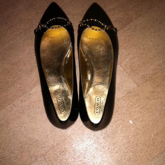 8 1/2  authentic coach glam flats