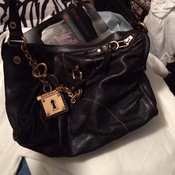 Small juicy 100% leather black bag