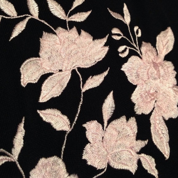 Close neck mesh type long sleeves top - Picture 3 of 4