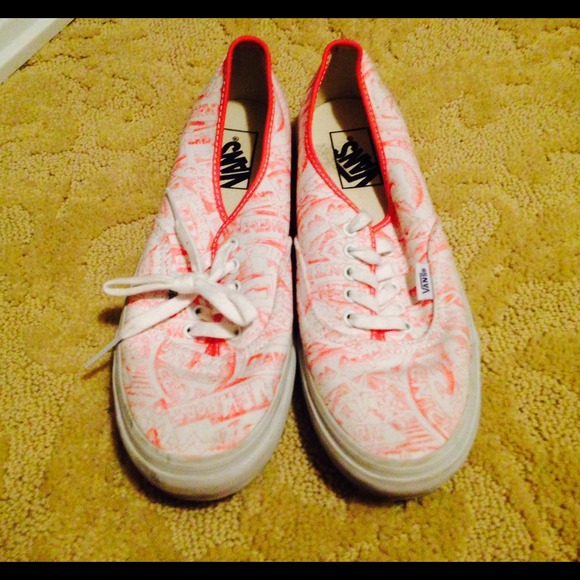 White & pink vans 💕 hold 💝