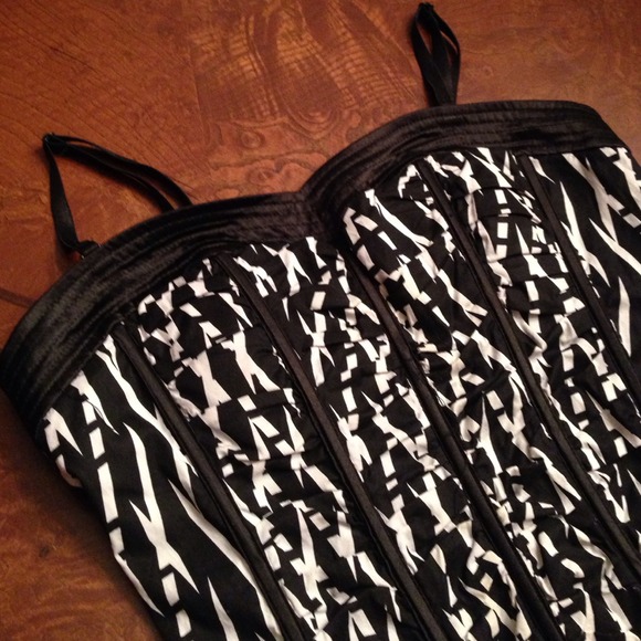 Black and white bustier NWOT - Picture 2 of 3