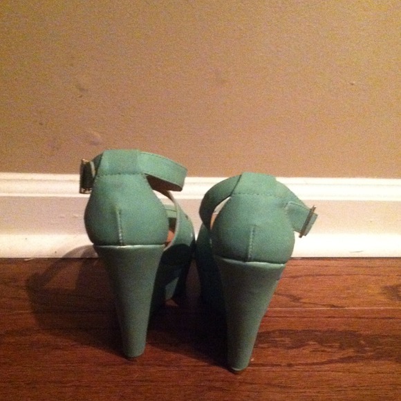 Steve Madden mint green Xernal wedges - Picture 3 of 3