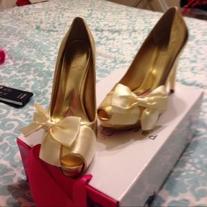 Gold shoes.    ❌NO TRADE ❌NO PAYPAL ❌❌❌❌