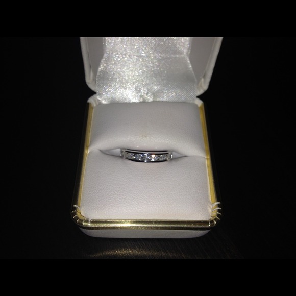 Sterling silver ring with crystals