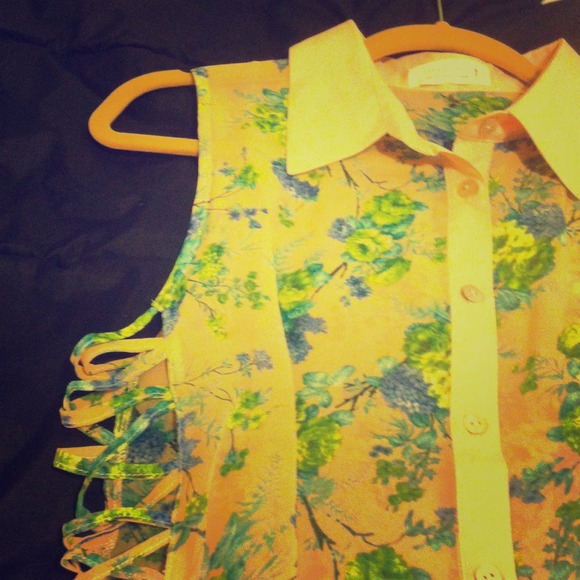 Sheer tank too with slit design sides