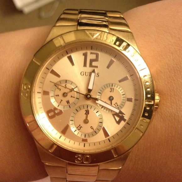 ON HOLD 🚫🚫Rose gold guess watch! - Picture 2 of 4