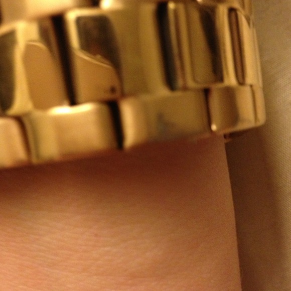 ON HOLD 🚫🚫Rose gold guess watch! - Picture 4 of 4