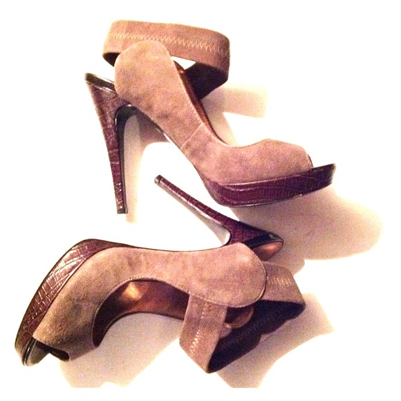 Pelle Moda Grey Heels with Brown Croc Heel 6.5