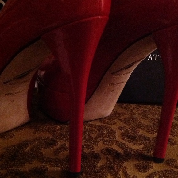 ❌SOLD LOCALLY❌NIB Brian Atwood Cherry Red Pumps - Picture 2 of 4