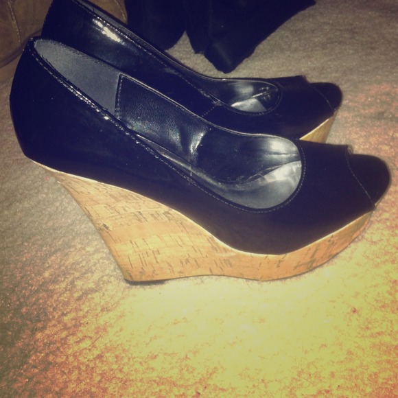 Wedge Heels - Picture 1 of 3