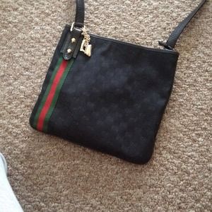 ✨Gucci Black Cross-body✨