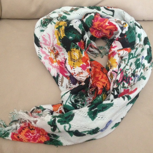 Floral scarf! - Picture 1 of 3