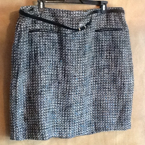 Trade .....Black tweed skirt with faux pockets