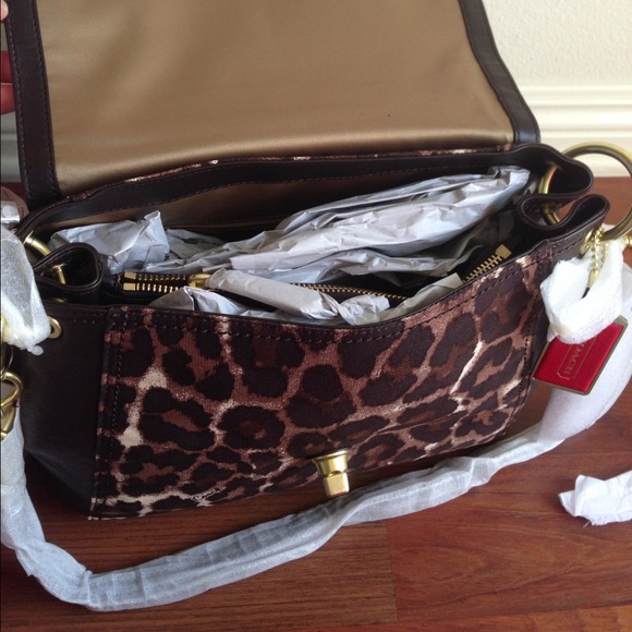 *SOLD*🎉HP🎉🎉Ocelot leopard print flap bag 🎉 - Picture 3 of 4
