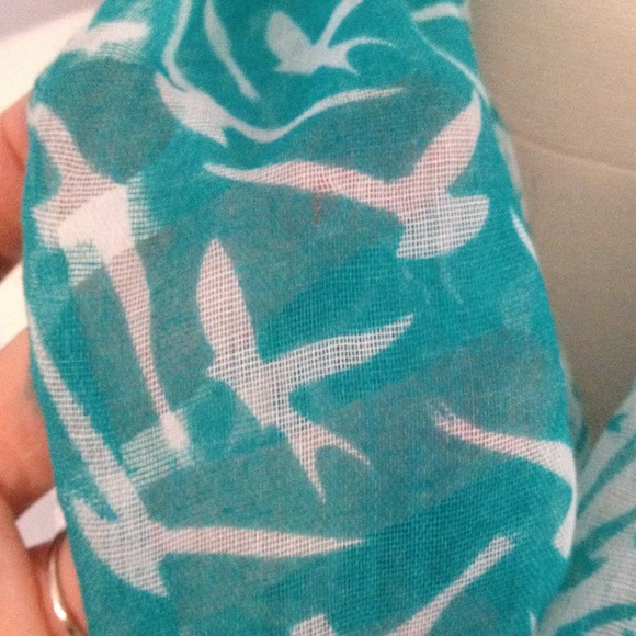 Super cute blue bird scarf - Picture 3 of 4