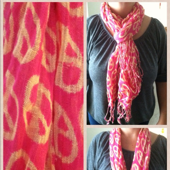 Adorable pink ✌peace sign scarf