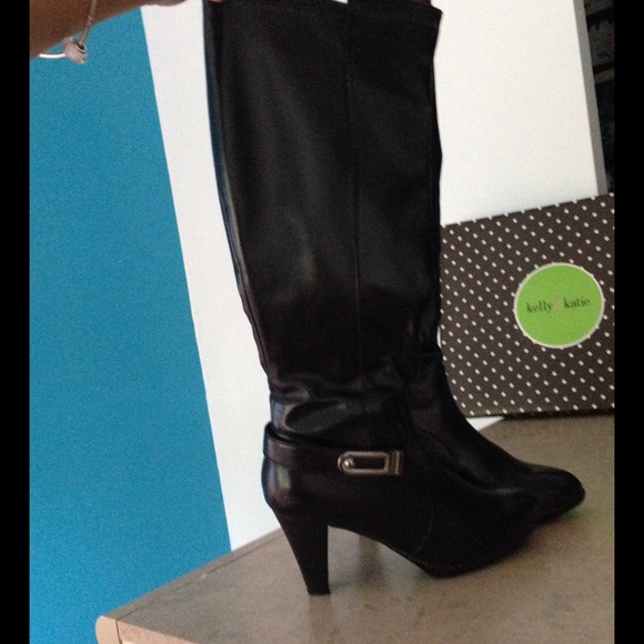 Black knee-high heel boots 👢