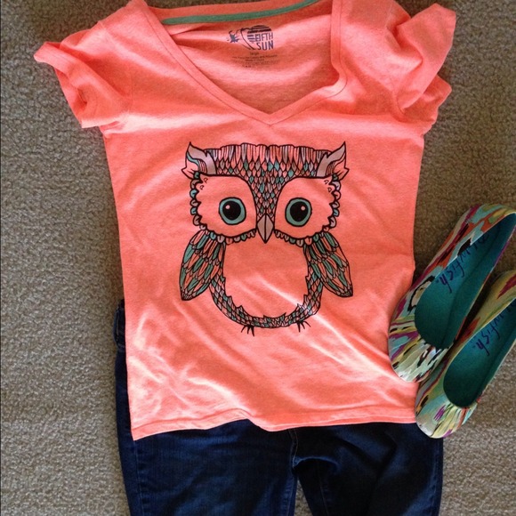 Coral graphic tee with owl design