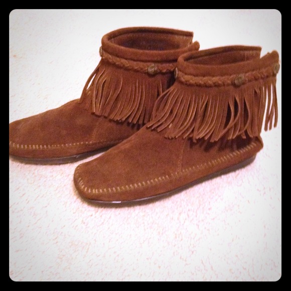Minnetonka fringe boots NWOT