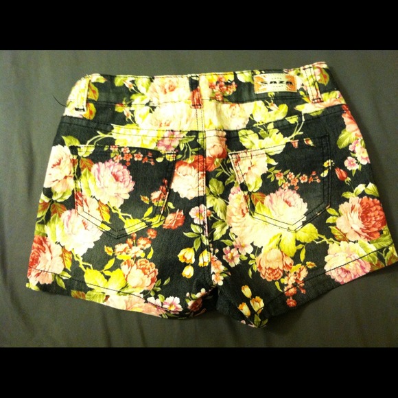 Floral Shorts - Picture 2 of 3