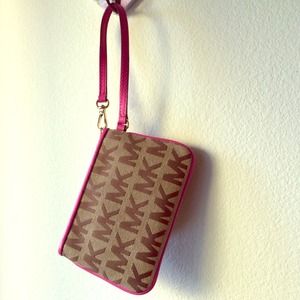 Pink michael kors wristlet 💖