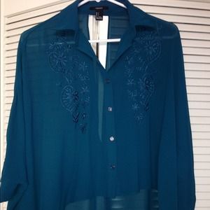 Cute high low 3/4 sleeve top with slit open back