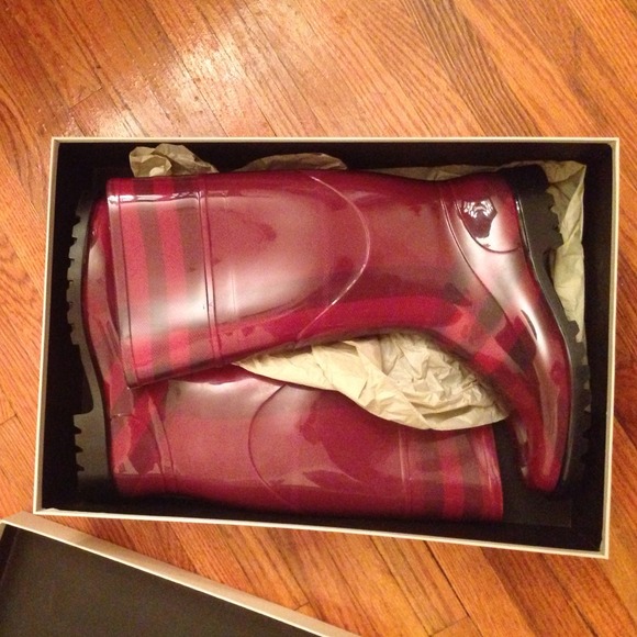 💢SOLD LOCALLY💢 Burberry Rain Boots - Picture 3 of 4