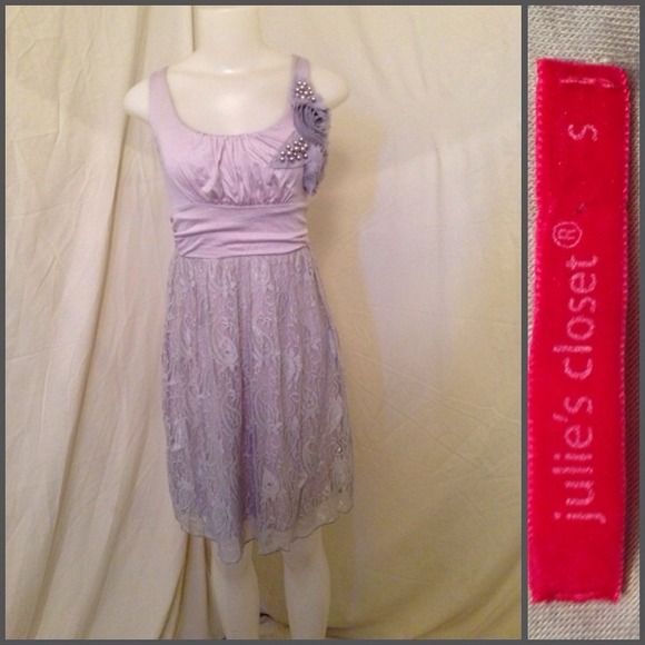 Pretty Detailed Dress 🐝 - Picture 2 of 4