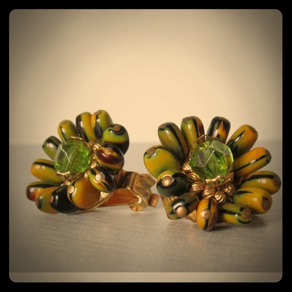 Vintage Hobe Glass Bead Clip On Earrings