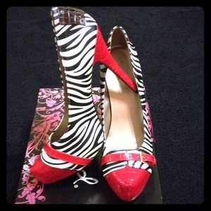 Zebra pumps with red accent
