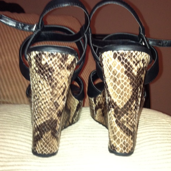 Black & faux snakeskin wedges - Picture 3 of 4