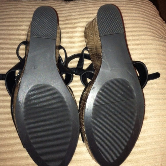 Black & faux snakeskin wedges - Picture 4 of 4