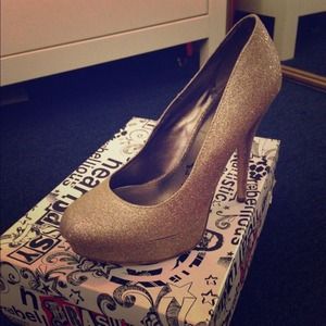 Gold glitter platform heels! ✨👠