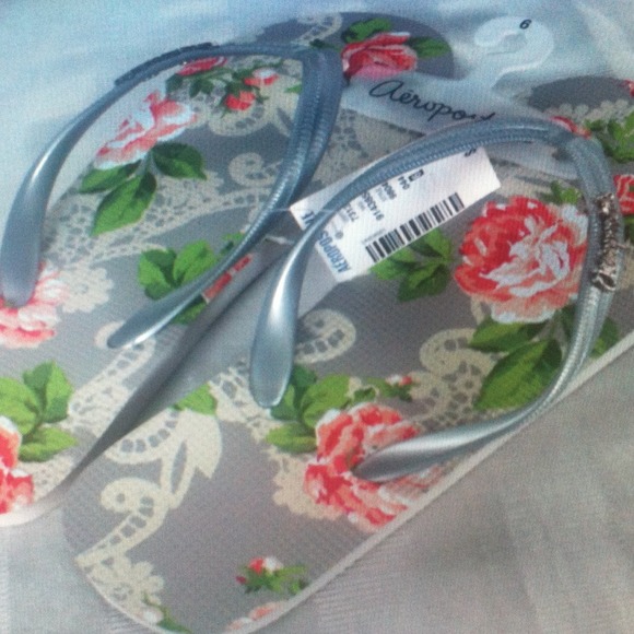 NWT Aeropostale Flip Flops Size 6/7.