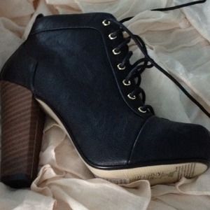 NYT Dorothy Perkins black laced up heeled boots