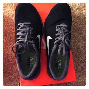 Black nike free runs ! 👟