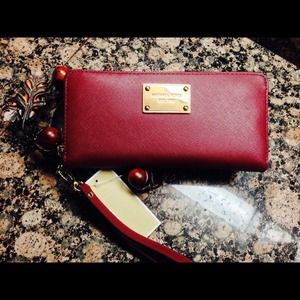 New Michael Kors Saffiano phone Zip Around Wallet