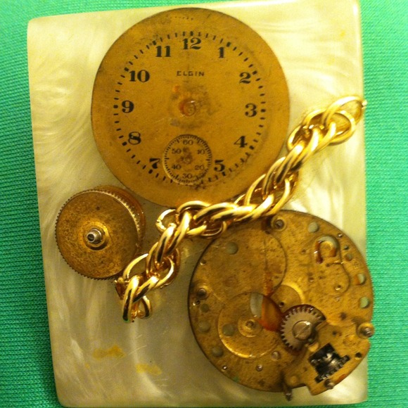 Time Out Brocken clock brooch