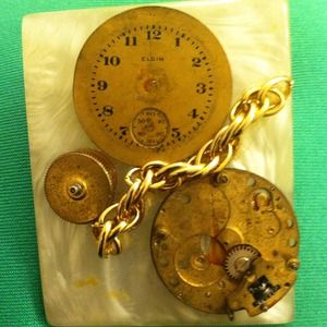 Time Out Brocken clock brooch