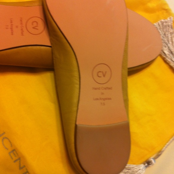 Beautiful yellow flats !! New with dust bag ! - Picture 2 of 3