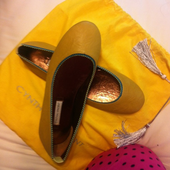 Beautiful yellow flats !! New with dust bag ! - Picture 3 of 3