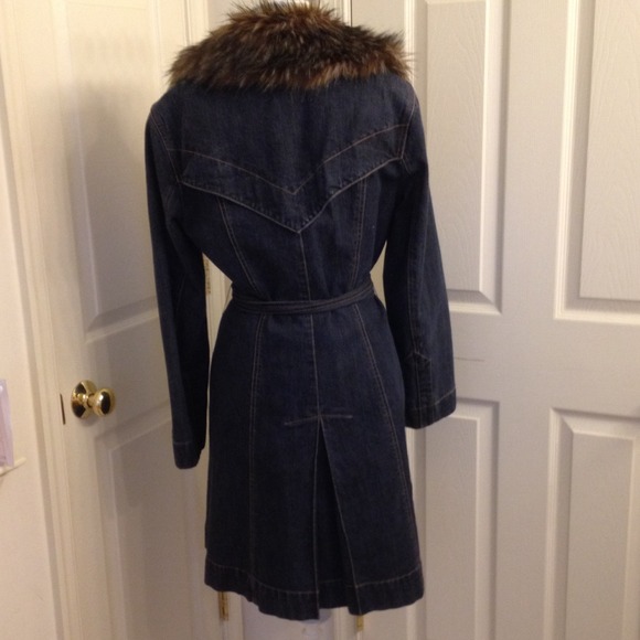 🎉Host Pick🎉Gorgeous Denim Coat with Fur Collar - Picture 2 of 4