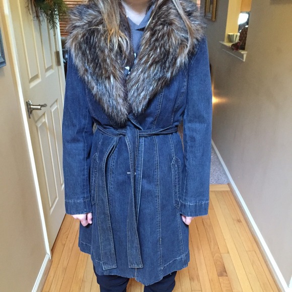 🎉Host Pick🎉Gorgeous Denim Coat with Fur Collar - Picture 4 of 4