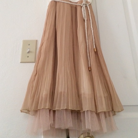 Boutique Tan and Ivory Dress - Picture 2 of 4