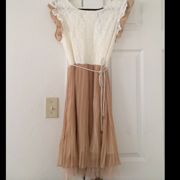 Boutique Tan and Ivory Dress - Picture 3 of 4