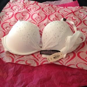 New Victoria's Secret Bra white. FALL SALE 🍂🍃