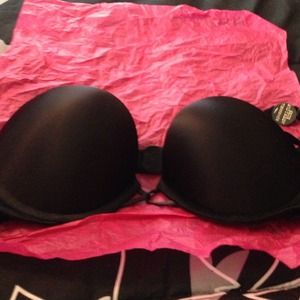 New Victoria's Secret black Bombshell bra.🍂🍁🍃