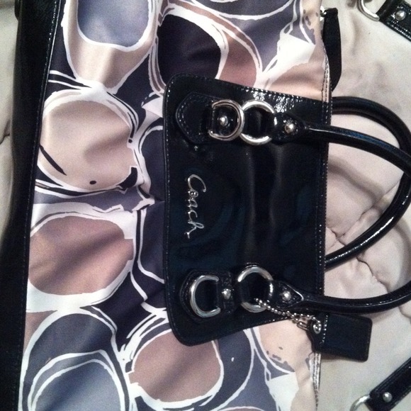Beautiful COACH purse w/ versatile strap